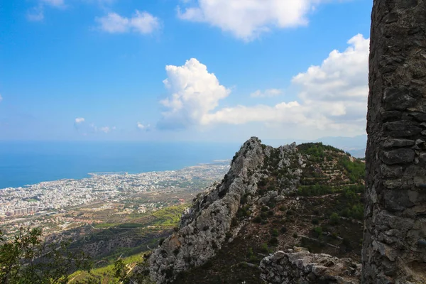 Kyrenia şehri ve denizdeki Aziz Hilarion şatosundan Panorama. Kıbrıs.