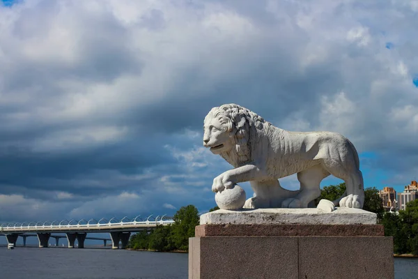 Tarih ve modernlik - eski beyaz aslan heykeli ve su üzerinde modern ekspres yol. St. Petersburg.
