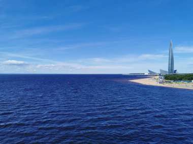 Finlandiya Körfezi 'nin yaya köprüsünden, Lakhta Center' dan ve Match TV kanalının stüdyosundan St. Petersburg 'un 300. yıldönümü parkında futbol topu şeklinde bir görüntü.