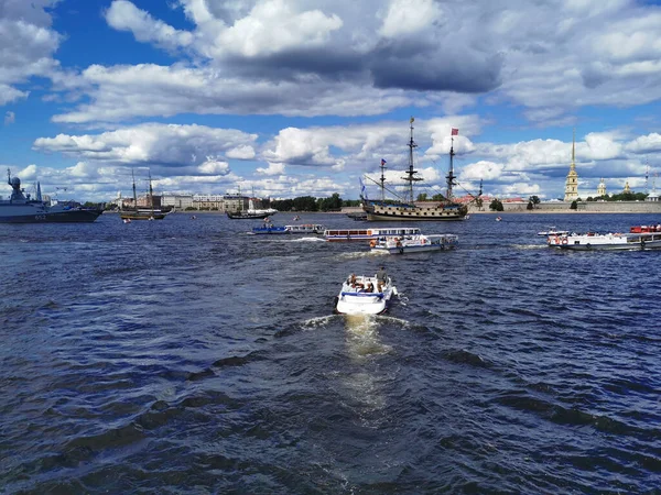 Nyaralás Turisták Egy Yacht Megy Neva Folyó Nézni Hadihajók Vitorlások — Stock Fotó
