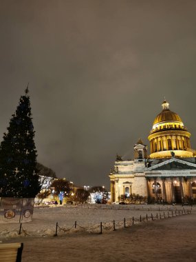 Aziz Petersburg. - Rusya. Noel ve Yeni Yıl süsleriyle süslenmiş Malaya Morskaya Caddesi, St. Petersburg 'daki St. Isaac Katedrali manzaralı, kış sabahı.