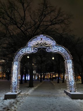 Noel ve Yeni Yıl için, St. Petersburg Kış Sarayı 'nın Bahçesi' nde bir kış sabahı kemer şeklinde aydınlanma.