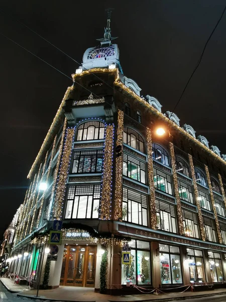 Aziz Petersburg. - Rusya. Noel ve Yeni Yıl süsleriyle süslenmiş Malaya Morskaya Caddesi, St. Petersburg 'daki St. Isaac Katedrali manzaralı, kış sabahı.