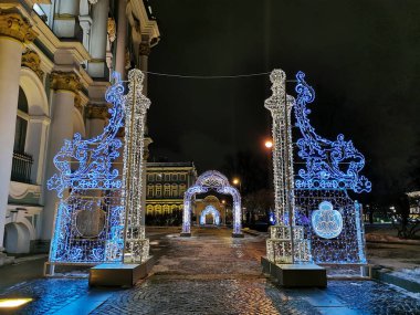 St. Petersburg 'daki Kış Sarayı Bahçesi' nin muhteşem kapı ve kemerleri şeklinde Noel ve Yeni Yıl için aydınlanma. Bir kış sabahı, siyah bir gökyüzünün arka planına karşı..