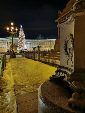 St. Petersburg Sarayı, Genel Karargah, güzel bir fener ve doğal ladin, karanlık bir kış sabahı Noel arifesinde ve yeni yıl arifesinde retro tarzında dekore edilmiş..