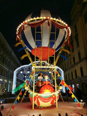 Aziz Petersburg. - Rusya. Kazan Katedrali, St. Petersburg 'daki Nevsky Prospekt manzaralı, Noel için süslenmiş, Kazan ikonu ile süslenmiş,.