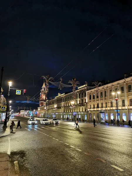 サンクトペテルブルク ロシアだ カザン大聖堂 サンクトペテルブルクのネフスキー プロスペクトからの眺め 神の母のカザンアイコンの光の投影でクリスマスのために装飾されました — ストック写真