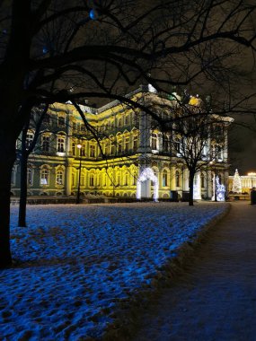 Noel ve Yeni Yıl kutlamaları St. Petersburg 'daki Kış Sarayı' nın Bahçesi 'ndeki kemer biçiminde bir kış sabahı siyah bir gökyüzünün arka planına karşı..