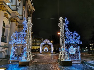 St. Petersburg 'daki Kış Sarayı Bahçesi' nin muhteşem kapı ve kemerleri şeklinde Noel ve Yeni Yıl için aydınlanma. Bir kış sabahı, siyah bir gökyüzünün arka planına karşı..