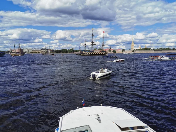상트페테르부르크에서 해군의 범선을 관광객들 네바로 — 스톡 사진
