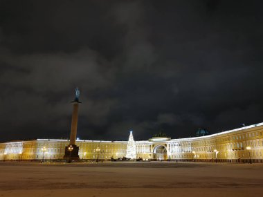 St. Petersburg 'daki Palace Meydanı, İskenderiye Sütunu, Genelkurmay Binası ve doğal ladin, karanlık bir kış sabahı ve yeni yıl arifesinde geçmişe dönük dekore edilmiş..