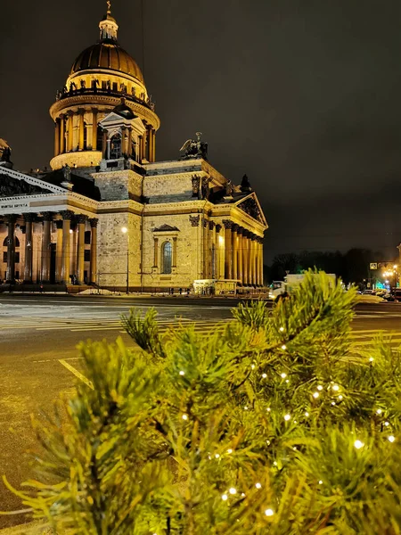 Pine Branches Decorated Garlands Christmas New Years Which Isaac Cathedral — Stockfoto