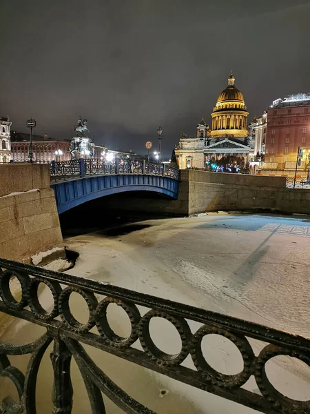 Вид Блакитний Міст Через Річку Мойка Санкт Петербурзі Собор Святого — стокове фото