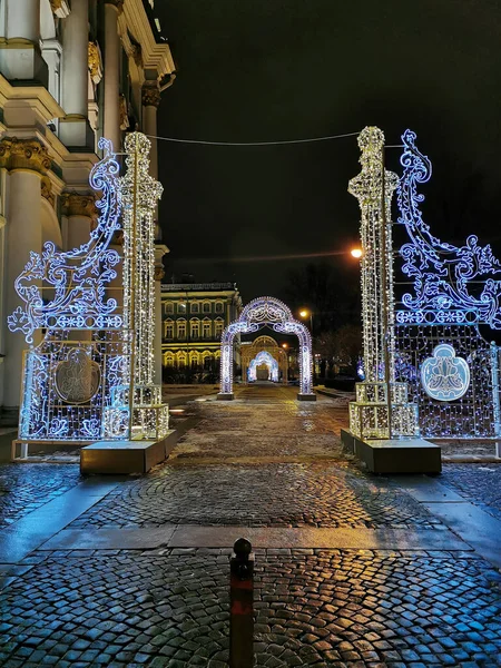 St. Petersburg 'daki Kış Sarayı Bahçesi' nin muhteşem kapı ve kemerleri şeklinde Noel ve Yeni Yıl için aydınlanma. Bir kış sabahı, siyah bir gökyüzünün arka planına karşı..