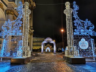 Aziz Petersburg. Gorokhovaya sokağı, Noel ve yeni yıl için yıldızlarla süslenmiş, deniz kuvvetleri manzaralı, bir kış sabahı.