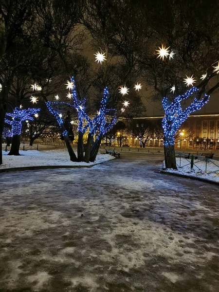 サンクトペテルブルク ロシア クリスマスと新年の星で飾られたGorokhovaya通りは 冬の早朝に海軍本部の景色です — ストック写真