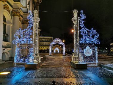 Aziz Petersburg. - Rusya. Eski bir çit, güzel fenerler ve St. Isaac Katedrali ile çevrili İmparator Nicholas 1 'in anıtı.