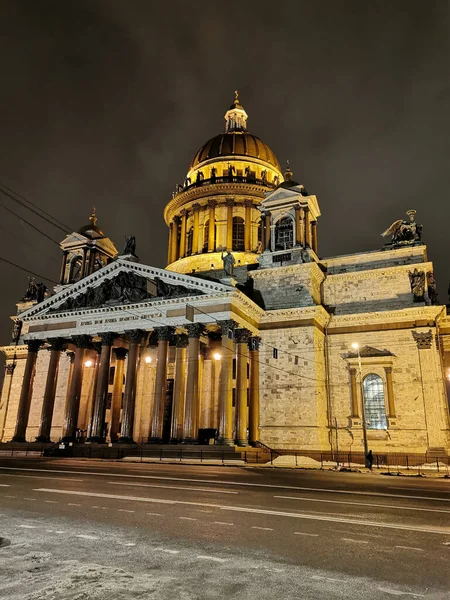冬の早朝にサンクトペテルブルクの聖イサク大聖堂 ペディメントの碑文 私の寺院は祈りの寺院と呼ばれます — ストック写真