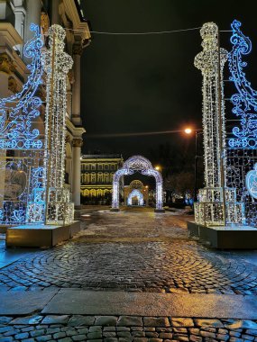 Aziz Petersburg. - Rusya. Eski bir çit, güzel fenerler ve St. Isaac Katedrali ile çevrili İmparator Nicholas 1 'in anıtı.