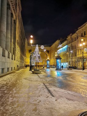 Aziz Petersburg. - Rusya. Eski bir çit, güzel fenerler ve St. Isaac Katedrali ile çevrili İmparator Nicholas 1 'in anıtı.