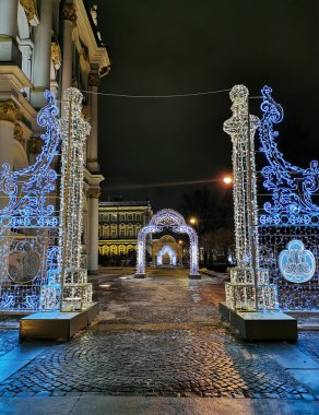 Aziz Petersburg. - Rusya. Nicholas 1 'in anıtı. Rus İmparatoru. Etrafı eski bir çit ve güzel fenerlerle çevrili..