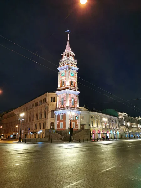 サンクトペテルブルク ロシアだ ニコライ1世記念碑ロシア皇帝 黒空を背景に古いフェンスと美しい提灯に囲まれて — ストック写真