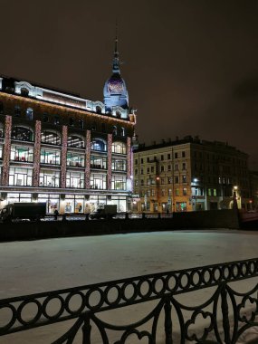 Aziz Petersburg. - Rusya. Eski bir çit, güzel fenerler ve St. Isaac Katedrali ile çevrili İmparator Nicholas 1 'in anıtı.