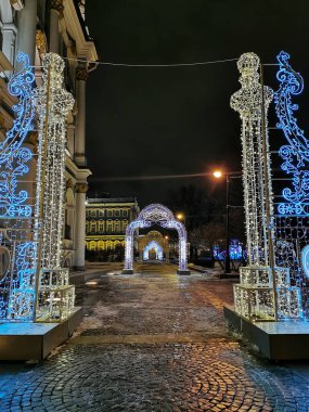 Aziz Petersburg. - Rusya. Eski bir çit, güzel fenerler ve St. Isaac Katedrali ile çevrili İmparator Nicholas 1 'in anıtı.