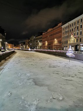 Aziz Petersburg. - Rusya. Eski bir çit, güzel fenerler ve St. Isaac Katedrali ile çevrili İmparator Nicholas 1 'in anıtı.