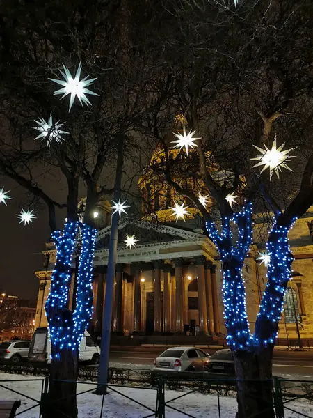 Katedra Izaaka Sankt Petersburgu Wśród Drzew Ozdobionych Gwiazdami Girlandami Boże — Zdjęcie stockowe