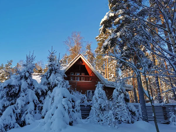 Una Casa Madera Dos Pisos Nieve Detrás Una Valla Entre —  Fotos de Stock