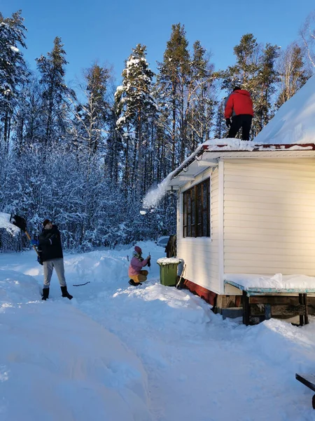 Een Volwassen Man Schept Sneeuw Van Het Dak Van Veranda — Stockfoto