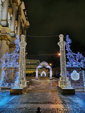 Aziz Petersburg. - Rusya. Eski bir çit, güzel fenerler ve St. Isaac Katedrali ile çevrili İmparator Nicholas 1 'in anıtı.