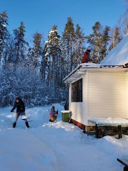 Leningradská Oblast Rusko Dospělý Muž Odhazuje Sníh Střechy Verandy Venkovského — Stock fotografie