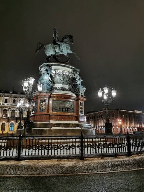 Aziz Petersburg. - Rusya. Nicholas 1 'in anıtı. Rus İmparatoru. Etrafı eski bir çit ve güzel fenerlerle çevrili..
