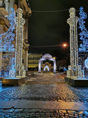 Aziz Petersburg. - Rusya. Nicholas 1 'in anıtı. Rus İmparatoru. Etrafı eski bir çit ve güzel fenerlerle çevrili..