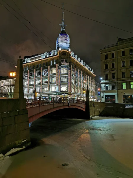 Aziz Petersburg. - Rusya. Nicholas 1 'in anıtı. Rus İmparatoru. Etrafı eski bir çit ve güzel fenerlerle çevrili..