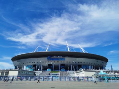 Maçın olduğu sabah St. Petersburg 'daki Gazprom Arena Stadyumu' nda Avrupa Futbol Şampiyonası EURO 2020 çerçevesinde bulutlu mavi bir gökyüzünün arka planına karşı.