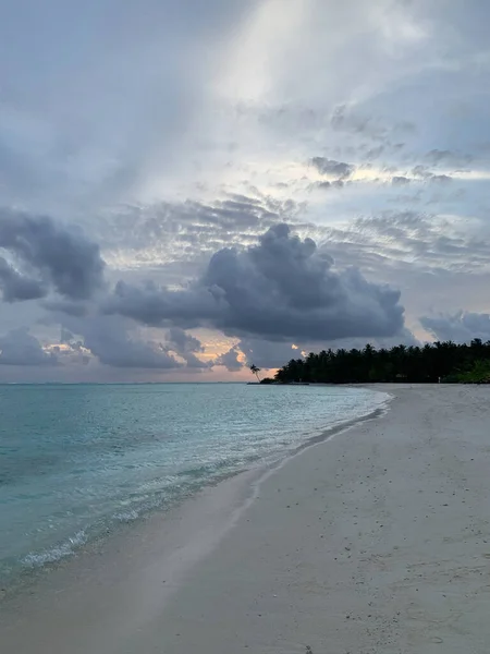 Закат Мальдивах Вид Индийский Океан Белым Песком Лазурная Вода Тропические — стоковое фото