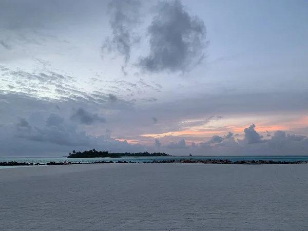 Закат Мальдивах Вид Индийский Океан Белым Песком Лазурная Вода Пальмы — стоковое фото