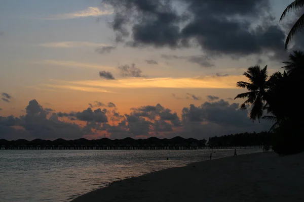 Zachód Słońca Malediwach Zachód Słońca Chmury Tle Willi Stojących Palach — Zdjęcie stockowe