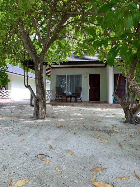Egy Nap Maldív Szigeteken Kilátás Egy Villa Nyitott Verandával Székekkel — Stock Fotó