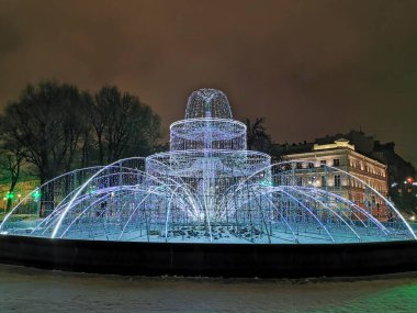 Noel ve yeni yıl için yapılmış bir çelenk çeşmesi St. Petersburg Alexander Bahçesi 'nde bir kış sabahı.
