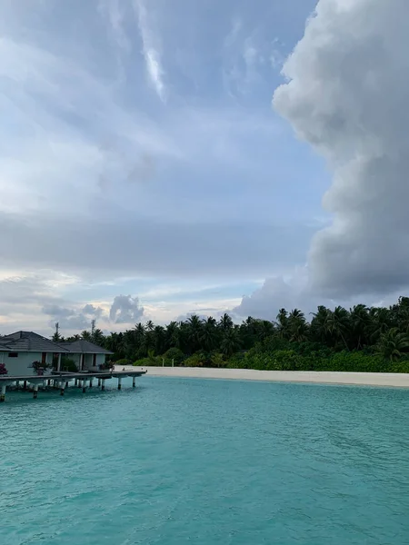 Malediwy Wieczór Malediwach Widok Willi Wodzie Wybrzeża Oceanu Indyjskiego Białym — Zdjęcie stockowe