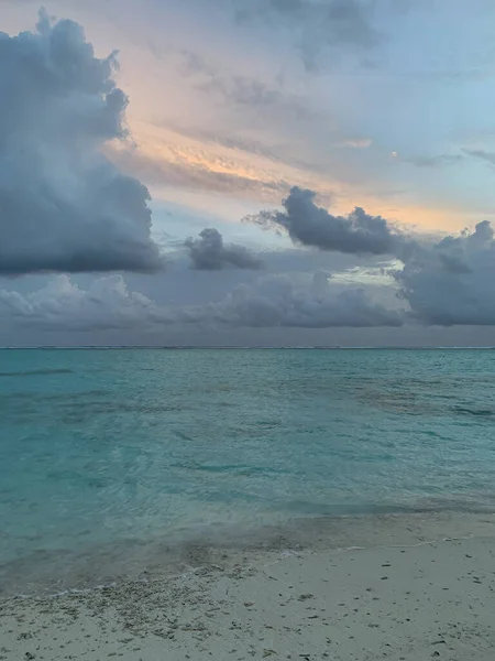 Мальдивы Вечер Мальдивах Вид Виллы Воде Побережье Индийского Океана Белым — стоковое фото