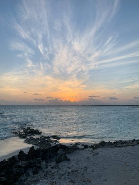 Maldivler 'de şafak vakti, güneş bulutların arkasından yükselir, Hint Okyanusu' nun çok güzel bulutlarını ve suyunu aydınlatır..