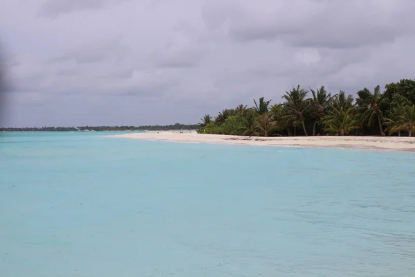 День Мальдивах Вид Индийский Океан Белым Песком Лазурной Водой Деревьями — стоковое фото