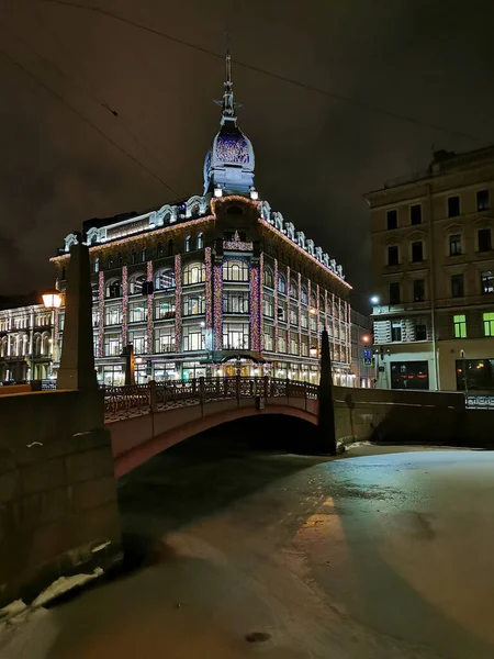 Puente Rojo Casa Comercio Puente Rojo Con Una Hermosa Cúpula — Foto de Stock