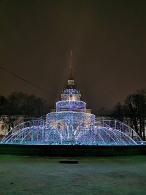 Noel için kesilmiş bir çelenk çeşmesi ve yeni yıl için St. Petersburg 'da bir kış sabahı Amiralliğin karşısında..