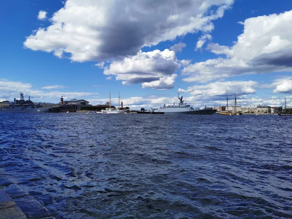 Savaş Gemileri Fırkateynler Yelkenliler Petersburg Donanma Günü Için Neva Bölgesinde — Stok fotoğraf